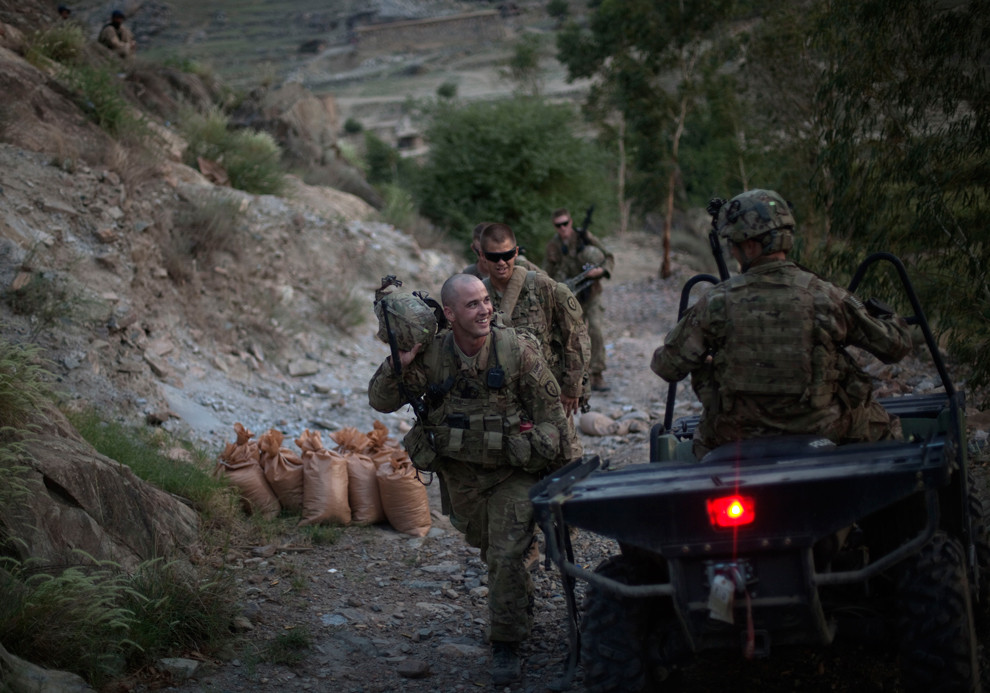 Trung sĩ Matt Murray, 25 tuổi, nở nụ cười chào trung úy thứ hai Andrew Ferrara trong khi leo lên một vị trí quan sát ở trên cao, tại tiền đồn Monti, tỉnh Kunar, 12/09/2011.