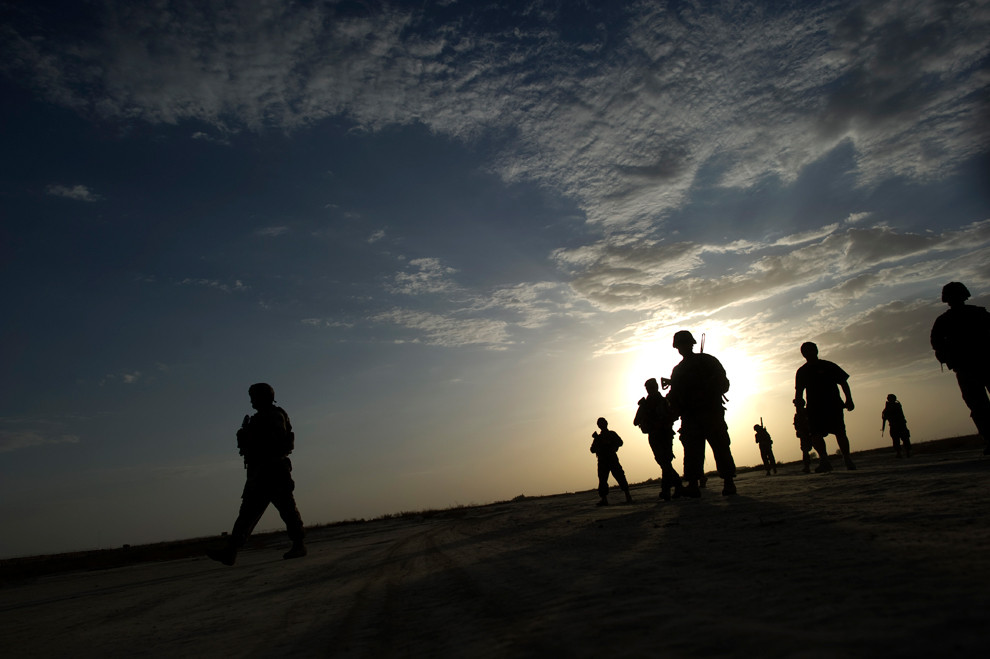 Lính Mỹ đi về phía căn cứ quân sự Kushchamond ở tỉnh Paktika. Cuộc chiến kéo dài 10 năm ở Afghanistan đã làm tiêu tốn khoảng 444 triệu đô la của chính phủ Mỹ. Có khoảng 130.000 lính thuộc lực lượng NATO chiến đấu ở Afghanistan, 100.000 trong số đó đến từ Mỹ.