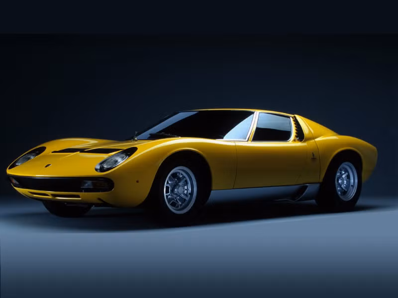 1. Lamborghini Miura (1966 - 1974) Khi Lamborghini giới thiệu chiếc 350GT vào năm 1964, khách hàng ngay lập tức bị hấp dẫn và 350GT gặt hái nhiều thành công. Tuy nhiên, Ferruccio quả quyết rằng ông còn có thể làm tốt hơn thế. Ông muốn có một chiếc xe với thiết kế và công nghệ hoàn hảo, một chiếc xe gây ấn tượng mạnh và gợi lên sự đam mê. Và kết quả là Miura ra đời. Miura là tên một trại súc vật ở Tây Ban Nha, nơi có những chú bò tót nổi tiếng với bản năng chiến đấu dũng mãnh. Ở thời điểm đó, có khá nhiều hãng xe sử dụng thiết kế động cơ đặt giữa, như Ford, Porsche và Ferrari, song Ferruccio không hề thích thú với kiểu thiết kế này. Ông sử dụng một nhóm 3 người để thiết kế Miura, sau 3 bản mẫu, Miura chính thức được sản xuất vào tháng 12/1966 và từ đó đến nay vẫn nằm trong tốp 3 chiếc xe đẹp nhất thế giới. Ban đầu Lamborghini dự định chỉ sản xuất 30 chiếc, nhưng sau đó đã thay đổi quyết định do lượng đặt hàng tăng lên chóng mặt. Hãng đã sản xuất cả thảy 764 chiếc Miura, bao gồm các phiên bản như P400, P400S, P400SV hay P400 Jota.