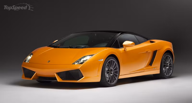 6. Lamborghini Gallardo (2003 đến nay) 5 mẫu xe đầu trên đầu là "hàng khủng" của Lamborghini tại thời điểm nó ra mắt, nhưng nếu nói đến chiếc xe được bán nhiều nhất thì không ai khác hơn chính là Gallardo. Mẫu xe được xếp vào dòng "bò con" (baby Lambor) đã xuất xưởng được hơn 10.000 chiếc. Vì là "bò con" nên Gallardo có thiết kế hiền lành nhất trong gia đình Lamborghini. Xe có 2 chỗ ngồi, kiểu dáng gọn, ít các chi tiết hầm hố hơn Murciélago hay Aventador. Kiểu cửa xe cắt kéo nổi tiếng cũng không được sử dụng trên Gallardo, khiến cho những ai muốn thưởng thức trải nghiệm đó buộc phải độ chú Gallardo của mình lên.