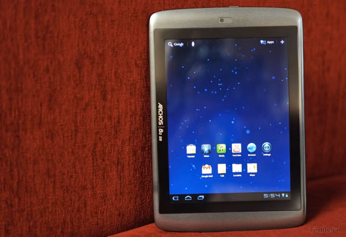 Archos G9 là một sản phẩm có chất lượng phần cứng khá tốt, máy cứng cáp và không bị ọp ẹp nhiều so với các máy cùng tầm giá do sử dụng nhựa cứng. Một số khe ghép của 80 G9 vẫn chưa thật sắc sảo nhưng nó vẫn ở mức chấp nhận được. Do chỉ sử dụng màn hình 8 inch mà 80 G9 khá gọn gàng, mình thích kích cỡ này hơn là những máy khoảng 9-10 inch phổ biến trên thị trường hiện tại. Nếu để ý tên mã bạn sẽ thấy Archos đặt tên khá thông minh, 80 là kích thước màn hình 8.0 inch và G9 là đời máy. Ngoài bản 80 G9 ta còn có bản 101 G9 với màn hình 10.1 inch. Archos G9 là một sản phẩm có chất lượng phần cứng khá tốt, máy cứng cáp và không bị ọp ẹp nhiều so với các máy cùng tầm giá do sử dụng nhựa cứng. Một số khe ghép của 80 G9 vẫn chưa thật sắc sảo nhưng nó vẫn ở mức chấp nhận được. Do chỉ sử dụng màn hình 8 inch mà 80 G9 khá gọn gàng, mình thích kích cỡ này hơn là những máy khoảng 9-10 inch phổ biến trên thị trường hiện tại. Nếu để ý tên mã bạn sẽ thấy Archos đặt tên khá thông minh, 80 là kích thước màn hình 8.0 inch và G9 là đời máy. Ngoài bản 80 G9 ta còn có bản 101 G9 với màn hình 10.1 inch.