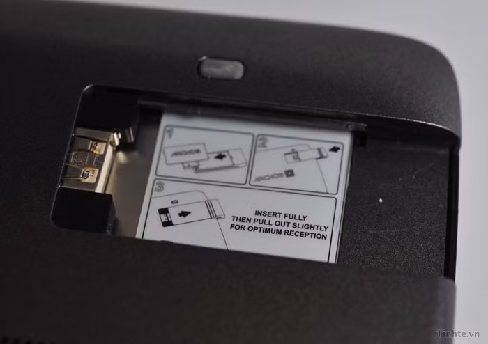 Khi tháo nắp ra, các phụ kiện USB khác cũng có thể cắm vào đây Khi tháo nắp ra, các phụ kiện USB khác cũng có thể cắm vào đây