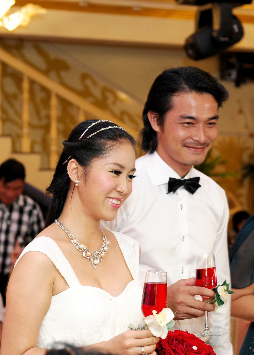 Gương mặt đôi tân nương rạng ngời hạnh phúc trước những lời chúc mừng của bạn bè, dòng họ.