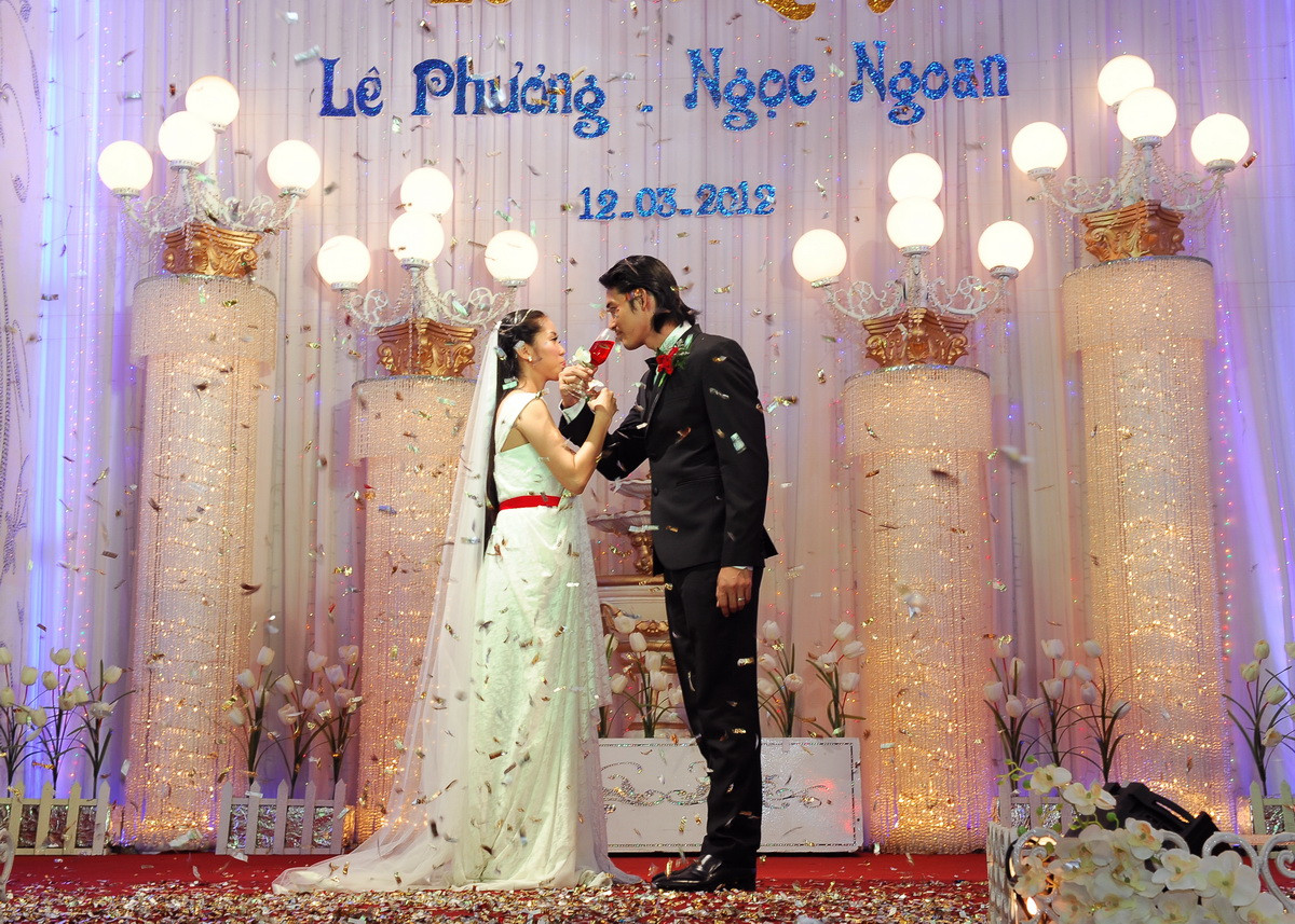 Uống cạn ly rượu giao ước, nguyện bên nhau trọn đời.