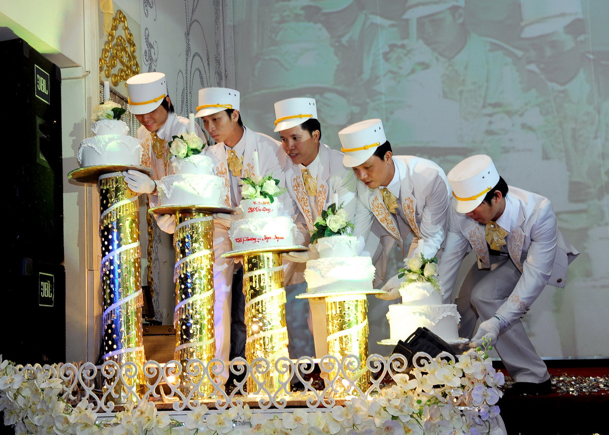 Chuẩn bị cho giờ phút quan trọng của đôi lứa.