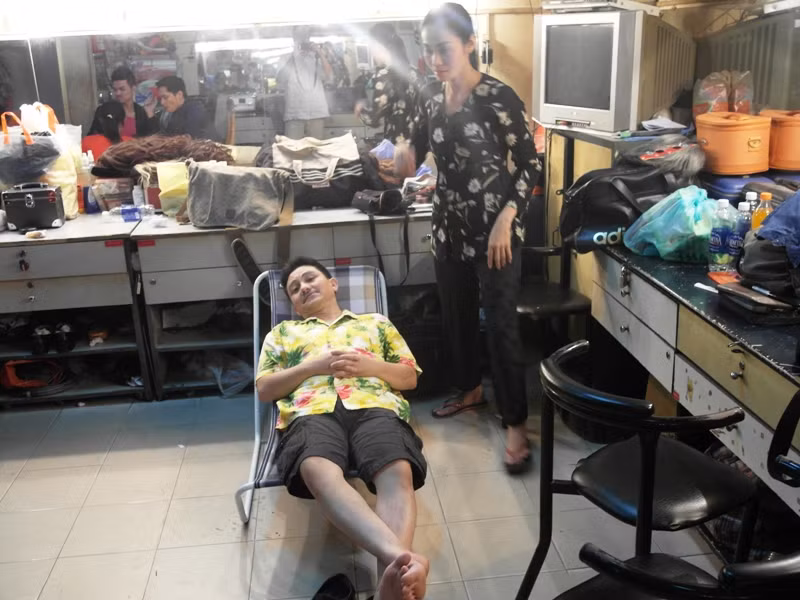 Còn Anh Vũ nằm sảng khoái trên chiếc giường xếp…