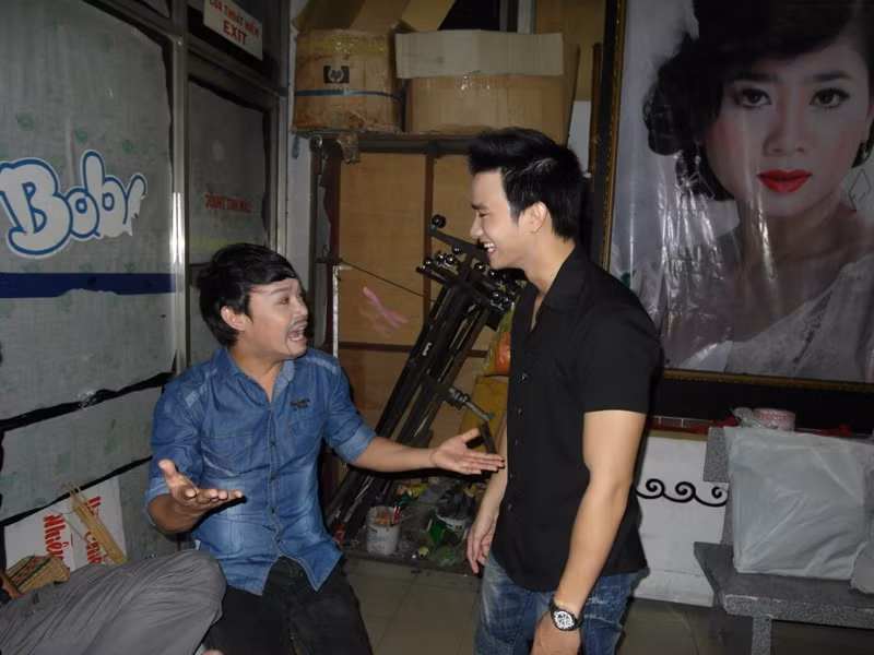 Trong khi đó, diễn viên Minh Dũng và Việt Cường tranh thủ tập lại lời thoại….