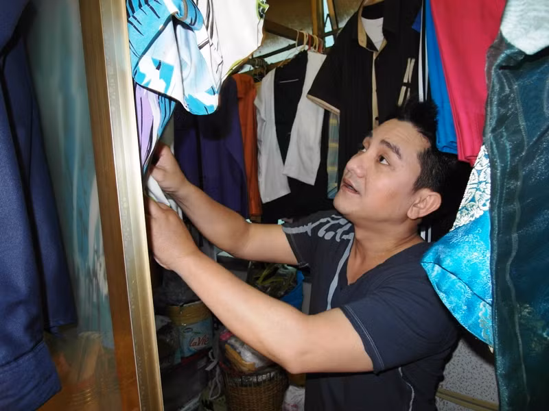 Trang điểm xong, Anh Vũ nhanh chân đi chọn trang phục…