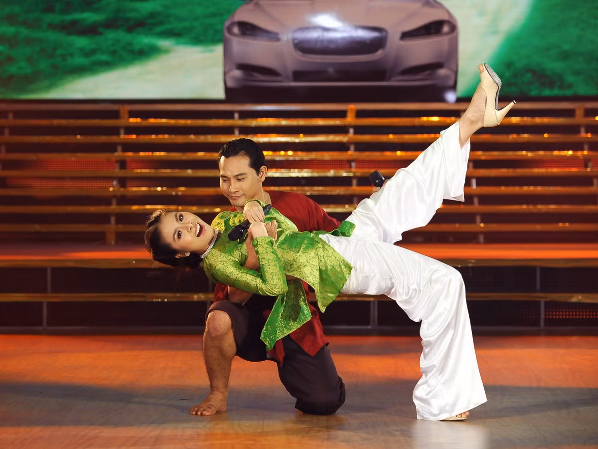 Và đón nhận tình yêu của chàng "hai lúa", thậm chí còn chủ động đòi... cưới! Cùng sự kiện: Khai màn Bước nhảy Hoàn vũ: Chưng hửng vì bị 'ém chiêu' Ốc Thanh Vân làm giúp việc, Á hậu Hoàng My khiêu vũ máu lửa Khánh Thi bất ngờ 'trút váy' ở Bước nhảy Hoàn vũ Minh Hằng đẹp như công chúa trong đêm mở màn Bước nhảy hoàn vũ (Clip) Cặp vũ công top 3 thế giới 'bùng nổ' tại Bước nhảy Hoàn vũ Và đón nhận tình yêu của chàng "hai lúa", thậm chí còn chủ động đòi... cưới! Cùng sự kiện: Khai màn Bước nhảy Hoàn vũ: Chưng hửng vì bị 'ém chiêu' Ốc Thanh Vân làm giúp việc, Á hậu Hoàng My khiêu vũ máu lửa Khánh Thi bất ngờ 'trút váy' ở Bước nhảy Hoàn vũ Minh Hằng đẹp như công chúa trong đêm mở màn Bước nhảy hoàn vũ (Clip) Cặp vũ công top 3 thế giới 'bùng nổ' tại Bước nhảy Hoàn vũ