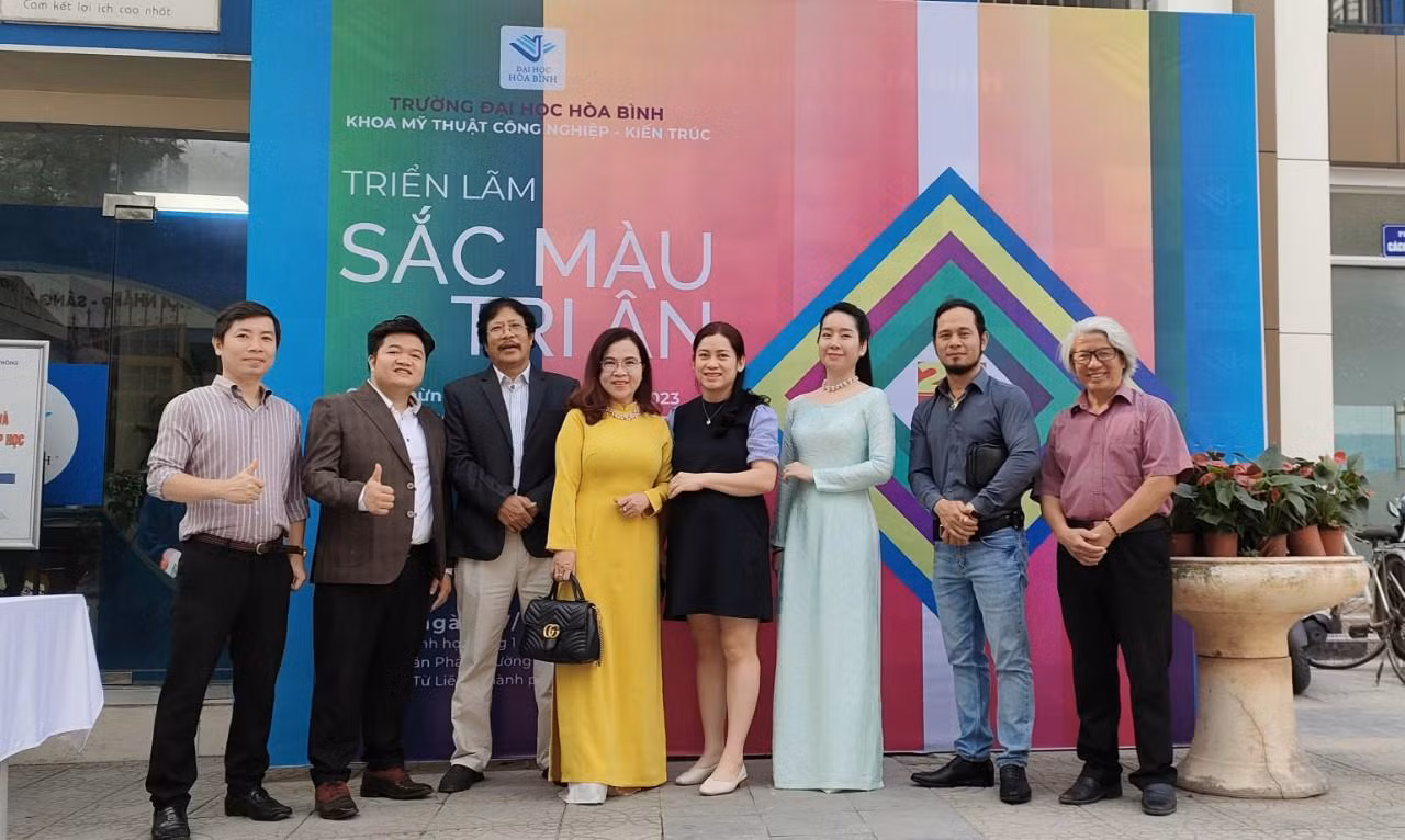 Các giảng viên của khoa Mỹ thuật công nghiệp và Kiến trúc (Trường Đại học Hòa Bình) Các giảng viên của khoa Mỹ thuật công nghiệp và Kiến trúc (Trường Đại học Hòa Bình)