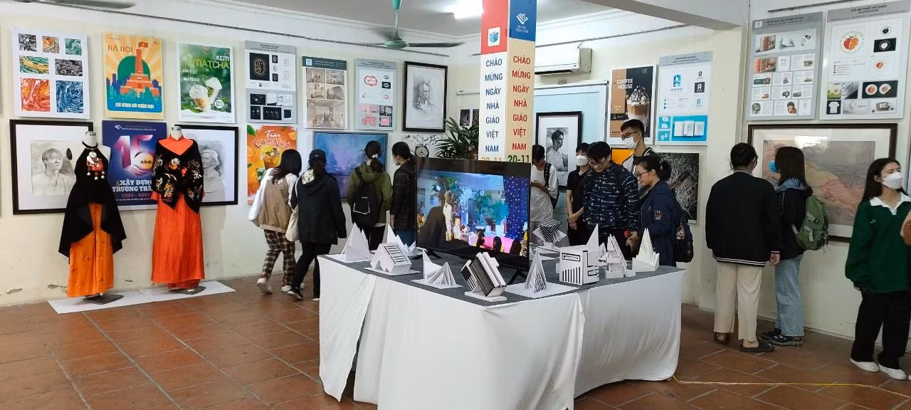 Các tác phẩm, sản phẩm trưng bày tại triển lãm "Sắc màu tri ân" Các tác phẩm, sản phẩm trưng bày tại triển lãm "Sắc màu tri ân"