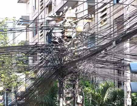 Hệ thống dây điện và cáp viễn thông tại Hà Nội (ảnh Internet)