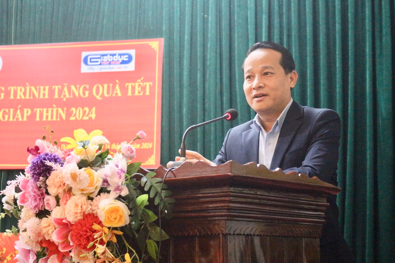 Ông Nguyễn Công Huân – Ủy viên Ban Thường vụ, Phó Chủ tịch Ủy ban Nhân dân Thị xã Phú Thọ, tỉnh Phú Thọ cảm ơn sự quan tâm của Tạp chí điện tử Giáo dục Việt Nam và sự giúp đỡ của các nhà tài trợ. Ảnh: KMC Ông Nguyễn Công Huân – Ủy viên Ban Thường vụ, Phó Chủ tịch Ủy ban Nhân dân Thị xã Phú Thọ, tỉnh Phú Thọ cảm ơn sự quan tâm của Tạp chí điện tử Giáo dục Việt Nam và sự giúp đỡ của các nhà tài trợ. Ảnh: KMC