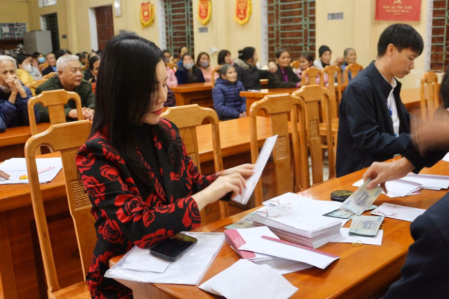 Tạp chí điện tử Giáo dục Việt Nam chuẩn bị các phần quà hỗ trợ người dân có hoàn cảnh khó khăn. Mỗi suất quà gồm 1 hộp bánh và 500.000 đồng tiền mặt. Ảnh: KMC Tạp chí điện tử Giáo dục Việt Nam chuẩn bị các phần quà hỗ trợ người dân có hoàn cảnh khó khăn. Mỗi suất quà gồm 1 hộp bánh và 500.000 đồng tiền mặt. Ảnh: KMC