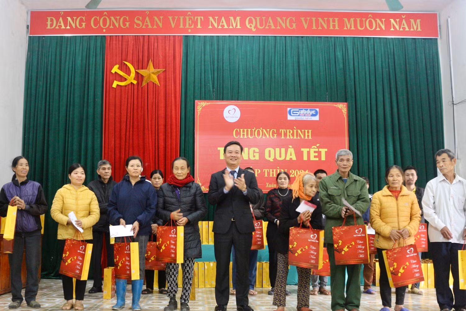 Bà con nhân dân phấn khởi khi được nhận quà Tết. Ảnh: KMC Bà con nhân dân phấn khởi khi được nhận quà Tết. Ảnh: KMC