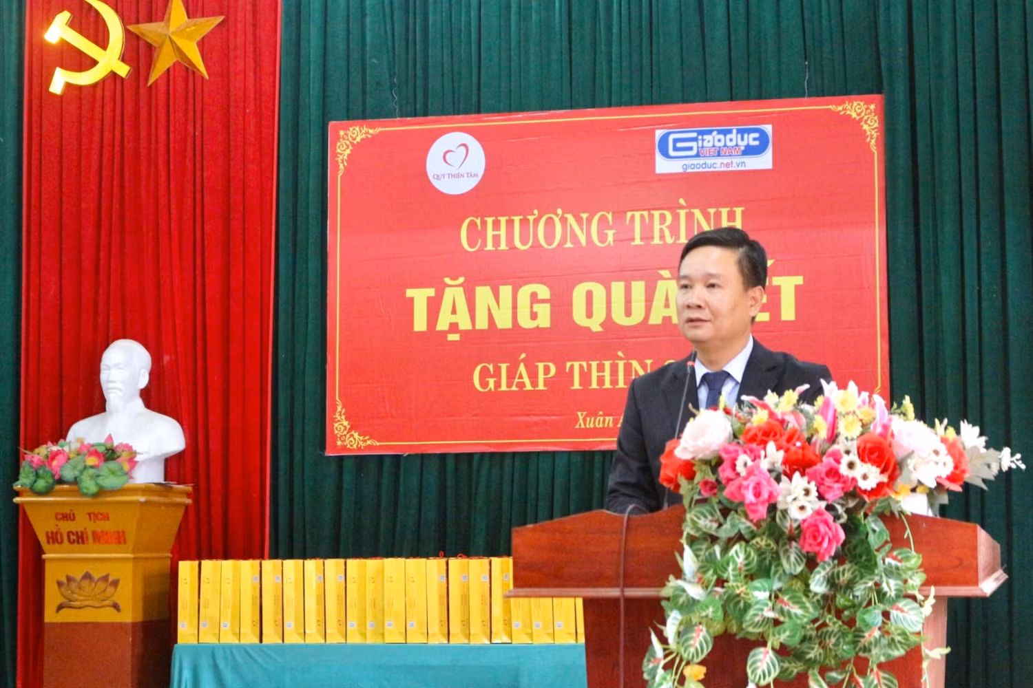 Nhà báo Nguyễn Tiến Bình – Phó Chủ tịch Hiệp hội Các trường đại học, cao đẳng Việt Nam, Tổng Biên tập Tạp chí điện tử Giáo dục Việt Nam phát biểu tại buổi lễ trao quà Tết 2024. Ảnh: KMC Nhà báo Nguyễn Tiến Bình – Phó Chủ tịch Hiệp hội Các trường đại học, cao đẳng Việt Nam, Tổng Biên tập Tạp chí điện tử Giáo dục Việt Nam phát biểu tại buổi lễ trao quà Tết 2024. Ảnh: KMC