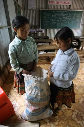 Những chiếc bao tải này thay cho những chiếc tủ đựng quần áo của các em.