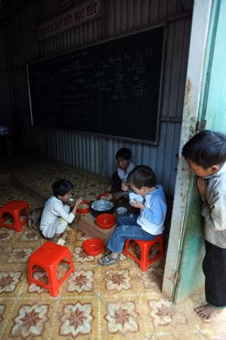 Ngoài 2 bữa chính do nhà trường nấu, bữa sáng các em tự túc nấu và cũng ăn luôn tại phòng học.