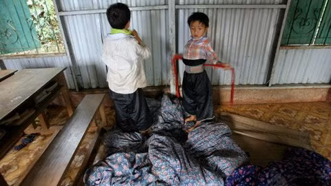 Không có đồng hồ, không cần ai phải gọi, tầm 5 giờ sáng tất cả học sinh đều thức dậy sửa soạn để kịp giờ học.