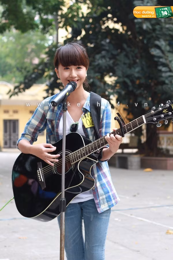 Quỳnh Anh đã trình diễn tài đánh đàn guitar của bạn ý. Quỳnh Anh đã trình diễn tài đánh đàn guitar của bạn ý.