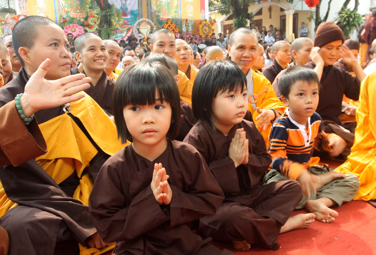 Kể cả những em bé cũng thành kính trước những lời Pháp vương dăn dạy