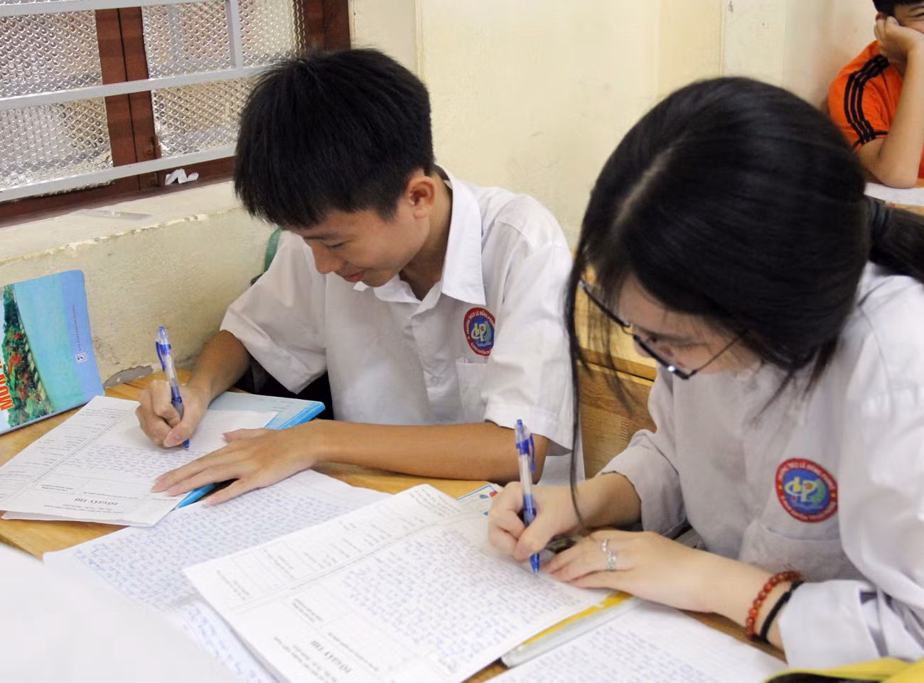 Mặc dù thời tiết nắng nóng nhưng các em học sinh Trường Trung học cơ sở Lê Hồng Phong vẫn hăng say ôn tập (Ảnh: Lã Tiến)