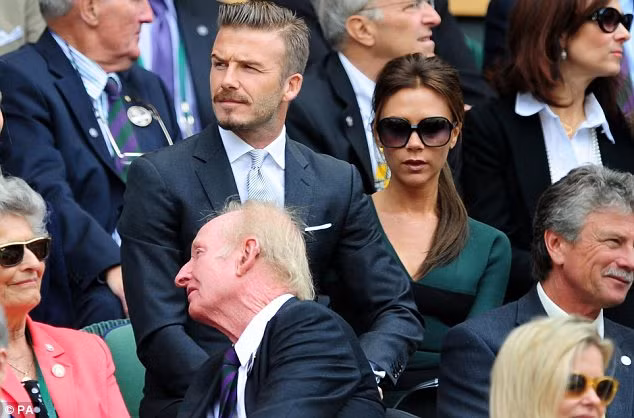 Vic và Becks có sẵn hai chỗ ngồi trong khu VIP có tên khu Hoàng gia (giá một vé ở khu vực này lên đến 5.000 bảng/chỗ, tức gần 200 triệu đồng)