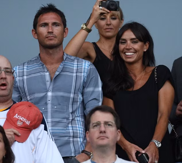 Lampard cùng bạn gái Christian Bleakley vừa có chuyến đi du lịch nước Mỹ… Lampard cùng bạn gái Christian Bleakley vừa có chuyến đi du lịch nước Mỹ…