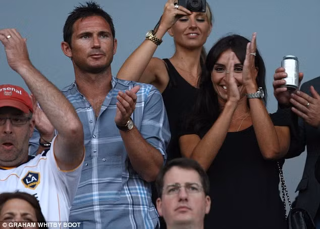 Và trong chuyến đi đó, Lampard cũng được cho rằng đã nhiều lần tiếp xúc các đặc phái viên của LA Galaxy Và trong chuyến đi đó, Lampard cũng được cho rằng đã nhiều lần tiếp xúc các đặc phái viên của LA Galaxy