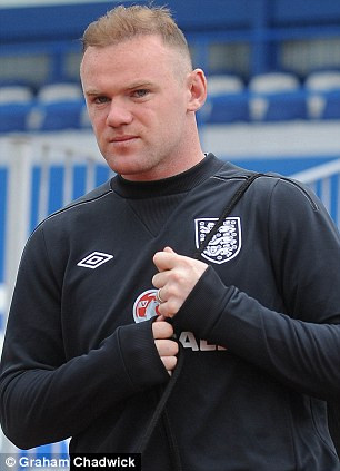 Ở buổi tập mới đây, Rooney xuất hiện với mái tóc húi hai bên