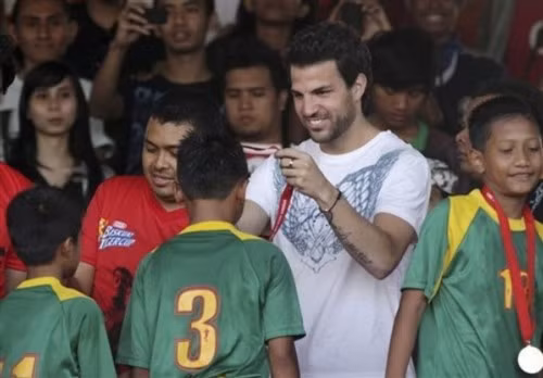 Sau đó Fabregas đến dự một trận đấu của lứa tuổi thiếu nhi của Indonesia