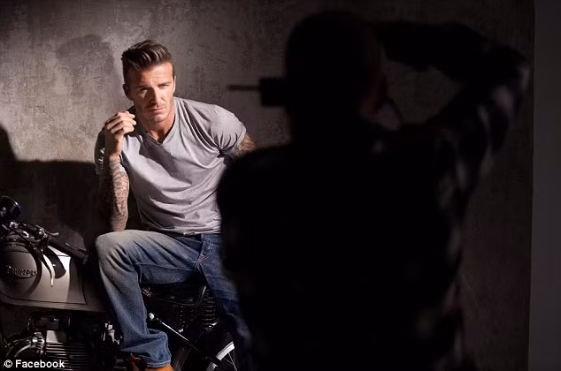 Serie ảnh này được Becks lấy cảm hứng từ thú chơi motor anh vốn đam mê Serie ảnh này được Becks lấy cảm hứng từ thú chơi motor anh vốn đam mê