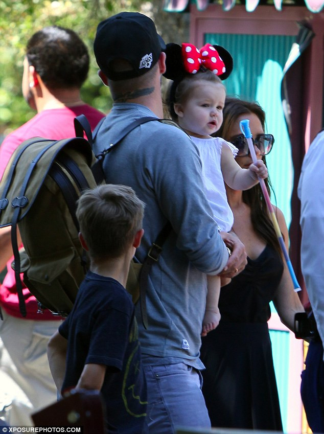 Công chúa nhà Becks tỏ ra rất thích thú khi được đến chơi Disney Land