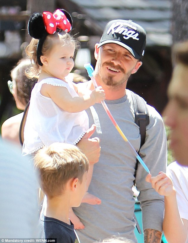 Becks như thường lệ vẫn bế bé Seven Harper trên tay
