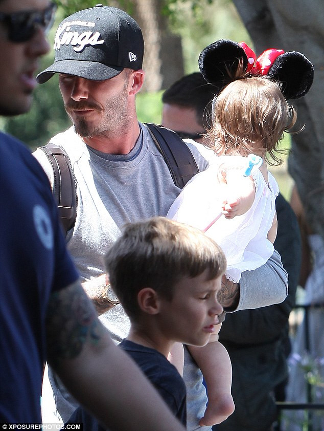 Harper ngộ nghĩnh với chiếc mũ Mickey