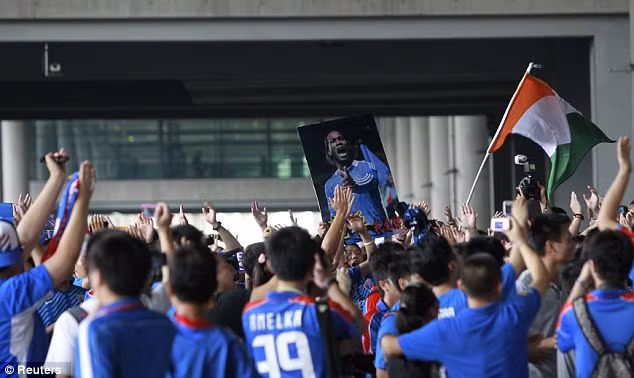 Không khí nóng dần lên khi hàng ngàn NHM đến tận sảnh khách sạn nơi Drogba dừng chân để bày tỏ tình yêu dành cho anh