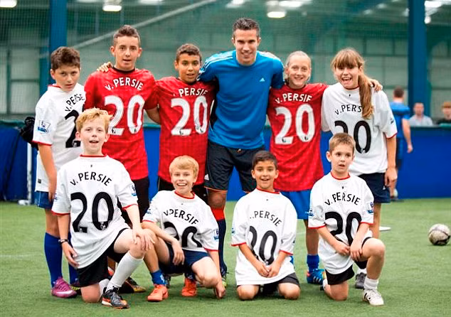 Các em thiếu nhi rất thích thú với sự xuất hiện của Van Persie