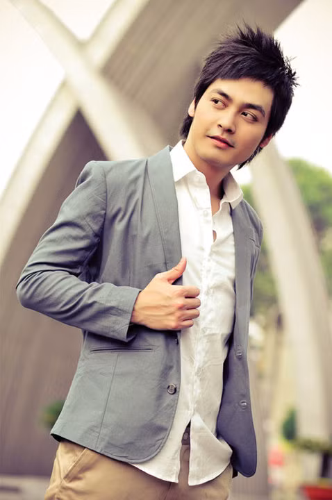 Đơn giản và lịch lãm - sơ mi phối cùng áo vest mỏng khoác ngoài, màu sắc trang nhã. Đây là hình ảnh thường thấy của Phan Anh trong vai trò MC