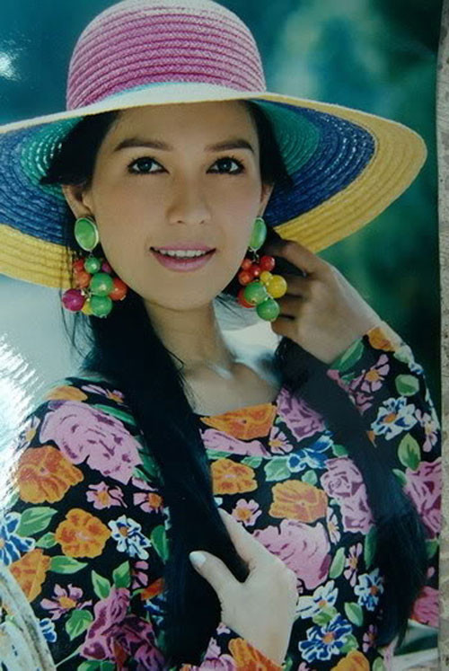 Diễm My thời xưa vô cùng dịu dàng và dễ thương với mái tóc huyền dài mượt mà.