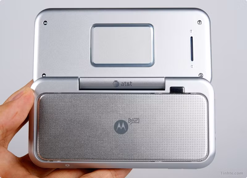 Cấu hình chi tiết Motorola BACKFLIP: HĐH: Android 2.3.4 CPU: 528 MHz ARM 11, Adreno 130 GPU, chipset Qualcomm MSM7201A Hỗ trợ mạng: 2G/3G Màn hình: TFT cảm ứng điện dung 3,1", 320x480 Bàn phím QWERTY cứng dạng lật Kết nối: Wi-Fi, Bluetooth 2.1, cổng audio 3,5mm, A-GPS RAM: 256 MB Bộ nhớ trong: 512 MB Thẻ nhớ microSD tối đa 32 GB Camera: 5 MP AutoFocus, LED flash Kích thước: 108 x 53 x 15,3 mm Nặng: 133g Pin: Li-Ion 1400 mAh