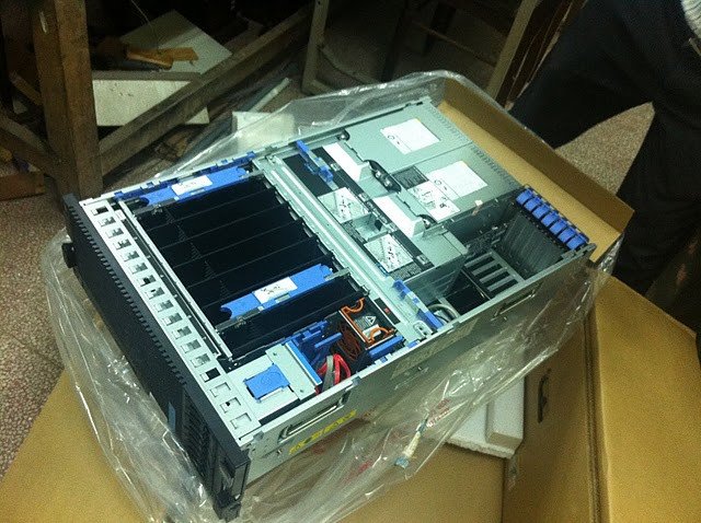 IBM x3850x5 nhìn tổng thể từ trên xuống các góc