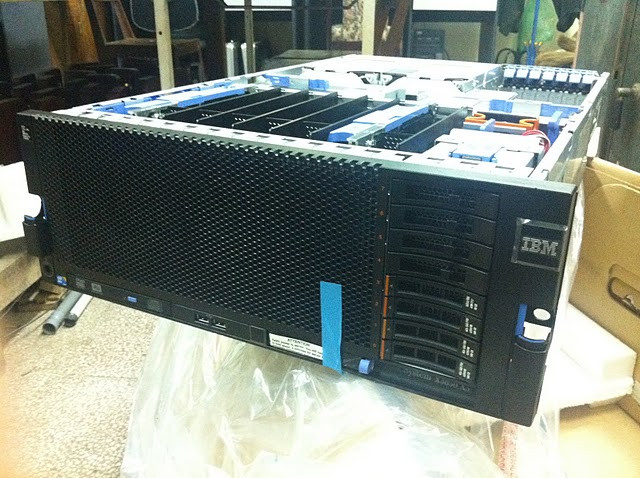 Các thông số cấu hình chính của dòng máy chụp trong bài viết này là: x3850 X5, 2xXeon 4C E7520 95W 1.86GHz/18MB, SR BR10i, 2x1975W p/s, Rack; 32GB (8x4GB, Quad Rankx8) PC3-8500 CL7 ECC DDR3 1066MHz LP RDIMM; 04 x IBM 500GB 2.5in SFF Slim-HS 7.2K 6Gbps NL SAS ; 01 x IBM 50 GB 2.5in Slim-HS SATA SSD; 01 x IBM UltraSlim Enhanced SATA Multi-Burner.