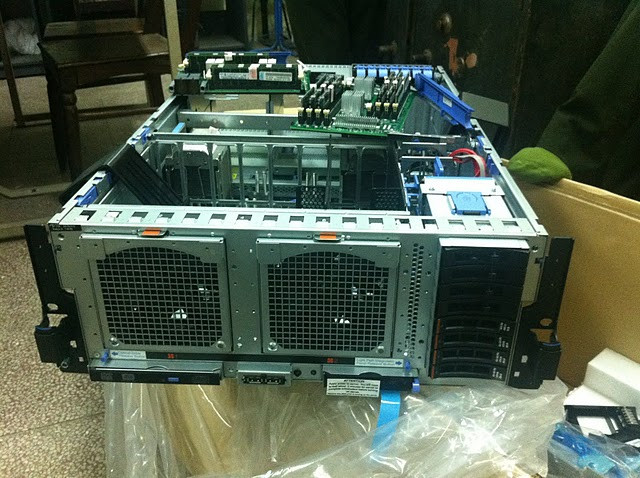 Mặt trước của máy với khe cắm 08 ổ cứng Hot-swap SAS/SATA. Với cầu hình sản xuất chuyên cho xử lý nên x3850x5 chỉ cắm trong tối đa 08 ổ cứng 2.5" Serial Attached SCSI (SAS)/SATA hoặc tối đa 16 ổ cứng SSD; Ổ cứng(HDD): với các định dạng giao tiếp SAS/SATA truyền thống hoặc ổ cứng thể rắn SSD công nghệ mới nhất, khả năng thay thế ngay khi máy chủ đang chạy với các ổ cứng lỗi.