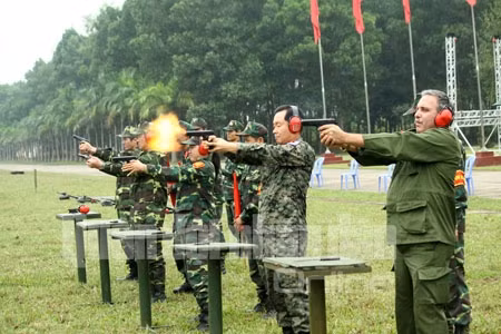 Tùy viên Quân sự các nước giao lưu bắn súng với các sĩ quan của QĐND Việt Nam. Ảnh: HOÀNG HÀ Tùy viên Quân sự các nước giao lưu bắn súng với các sĩ quan của QĐND Việt Nam. Ảnh: HOÀNG HÀ