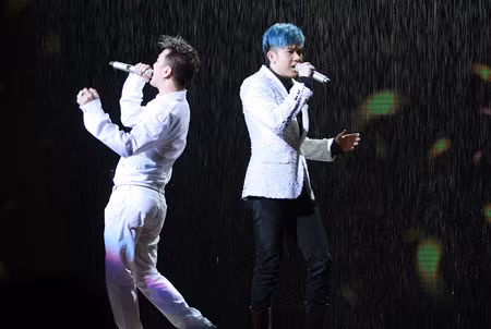 Mr Đàm song ca với học trò Dương Triệu Vũ. Ảnh: Hải Bá Mr Đàm song ca với học trò Dương Triệu Vũ. Ảnh: Hải Bá