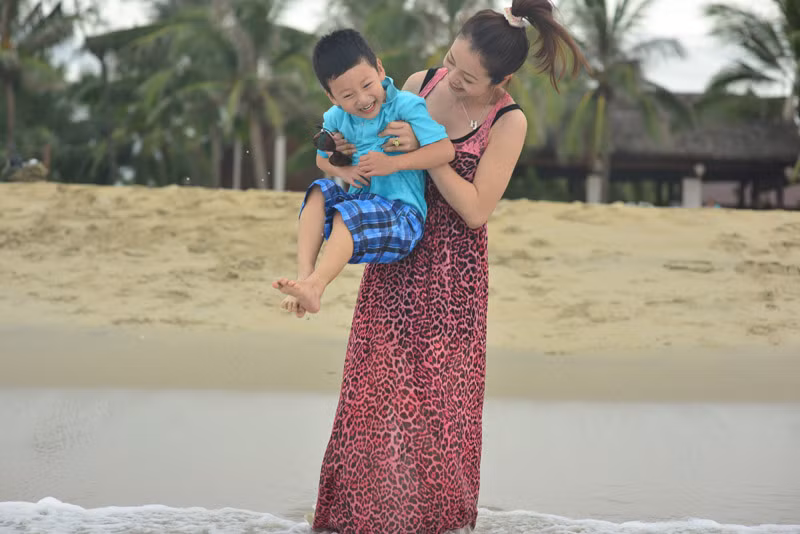 Tranh thủ khoảng thời gian rảnh khi làm giám khảo một cuộc thi, Jennifer Phạm đưa con trai Bảo Nam đi dạo chơi ở biển. Tranh thủ khoảng thời gian rảnh khi làm giám khảo một cuộc thi, Jennifer Phạm đưa con trai Bảo Nam đi dạo chơi ở biển.
