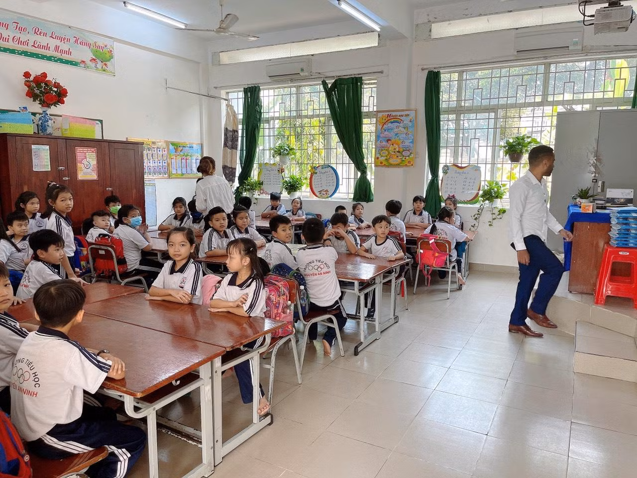 Các em học sinh thích thú trong giờ học Anh văn. Ảnh: Hữu Đức Các em học sinh thích thú trong giờ học Anh văn. Ảnh: Hữu Đức
