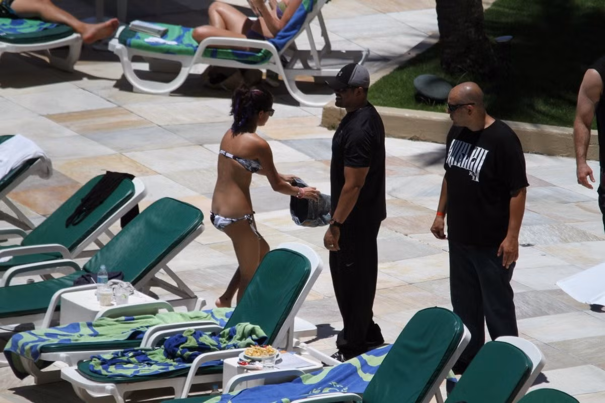 Selena Gomez đang tận hưởng kỳ nghỉ tại bãi biển Rio de Janeiro và cô có hành động... mặc quần khá hồn nhiên giữa đông người. Xem ảnh: Selena Gomez... xỏ quần trên bãi biển