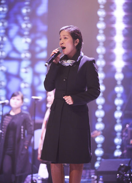 Trong khi đó thì Mỹ Linh trong chiều ngày 4/2 đã cùng 11 ca sĩ tham gia liveshow thứ hai Bài hát yêu thích (diễn ra tối nay 5/2) có buổi tập với ban nhạc và ekip thực hiện chương trình. Mỹ Linh chia sẻ, mỗi bài hát có một đời sống riêng của nó, nếu nó thật sự hay thì nó sẽ tồn tại được với thời gian và ngược lại, và cô không ngại gì việc đứng chung sân khấu với các sa sĩ trẻ; trong khi các ca sĩ 'hot' như Mỹ Tâm, Uyên Linh, Hồ Quỳnh Hương đều vắng mặt. Trong khi đó thì Mỹ Linh trong chiều ngày 4/2 đã cùng 11 ca sĩ tham gia liveshow thứ hai Bài hát yêu thích (diễn ra tối nay 5/2) có buổi tập với ban nhạc và ekip thực hiện chương trình. Mỹ Linh chia sẻ, mỗi bài hát có một đời sống riêng của nó, nếu nó thật sự hay thì nó sẽ tồn tại được với thời gian và ngược lại, và cô không ngại gì việc đứng chung sân khấu với các sa sĩ trẻ; trong khi các ca sĩ 'hot' như Mỹ Tâm, Uyên Linh, Hồ Quỳnh Hương đều vắng mặt.