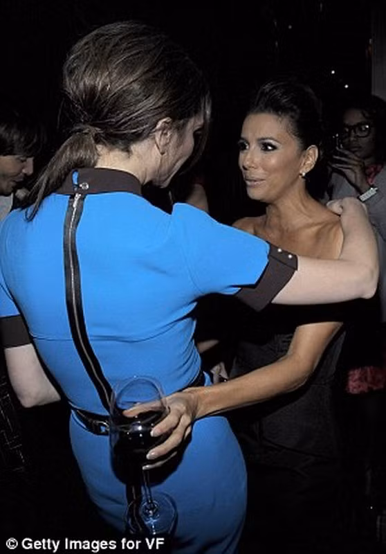 Màn chào đón nồng nhiệt của Eva Longoria dành cho Victoria Beckham. Màn chào đón nồng nhiệt của Eva Longoria dành cho Victoria Beckham.